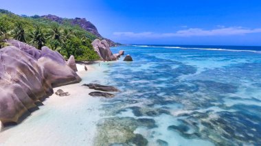 La Digue 'deki Anse Source Argent' ın inanılmaz plajı, Seyşeller İHA 'dan.