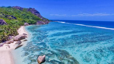 La Digue 'deki Anse Source Argent' ın inanılmaz plajı, Seyşeller İHA 'dan.