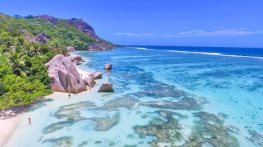 La Digue 'deki Anse Source Argent' ın inanılmaz plajı, Seyşeller İHA 'dan.
