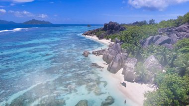 La Digue 'deki Anse Source Argent' ın inanılmaz plajı, Seyşeller İHA 'dan.