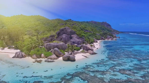 La Digue 'deki Anse Source Argent' ın inanılmaz plajı, Seyşeller İHA 'dan.