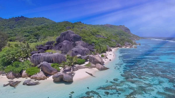 La Digue 'deki Anse Source Argent' ın inanılmaz plajı, Seyşeller İHA 'dan.
