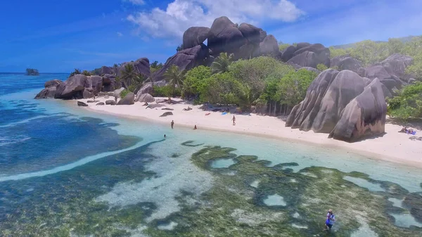 Hämmästyttävä Ranta Anse Lähde Argent Digue Seychellien Drone — kuvapankkivalokuva