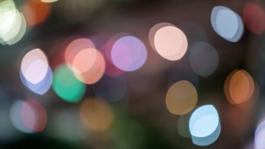 Bokeh arkaplan, soyut doku, gece şehir manzarası, karışık renkler.