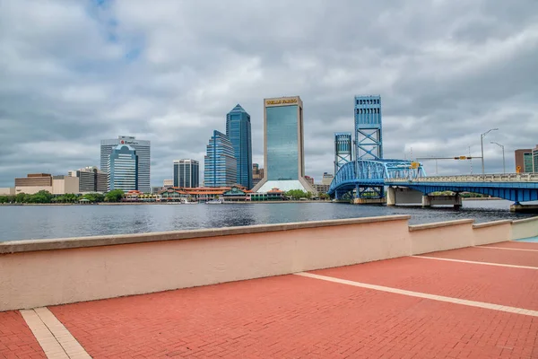 Jacksonville Kwiecień 2018 Wieżowce Miejskie Parku Przyjaźni Pochmurny Dzień — Zdjęcie stockowe