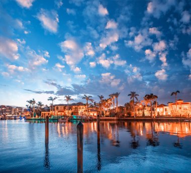 Boca Raton, Florida, Florida 'da Boca Raton Gölü boyunca binalar.