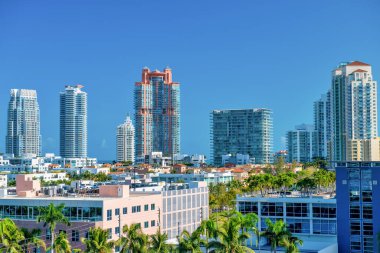 Miami Sahili gökdelenleri ve MacArthur Geçidi 'nden palmiyeler, güneşli bir günde hava manzarası, Florida
