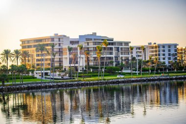 Kıyı şeridi boyunca uzanan Palm Beach binaları, gün doğumunda..