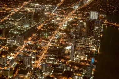Miami Plajı 'nın gece görüş açısı uçaktan gökyüzüne yükseliyor..