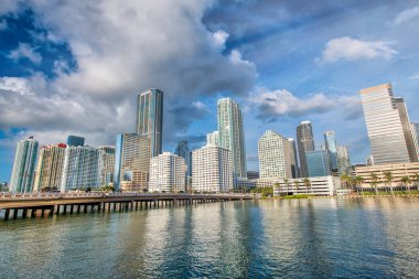 Brickell Key 'den Miami Skyline güneşli bir sabah, Florida, ABD.