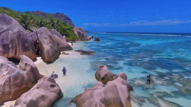 La Digue 'deki Anse Source Argent' ın inanılmaz plajı, Seyşeller İHA 'dan.