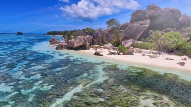 La Digue 'deki Anse Source Argent' ın inanılmaz plajı, Seyşeller İHA 'dan.