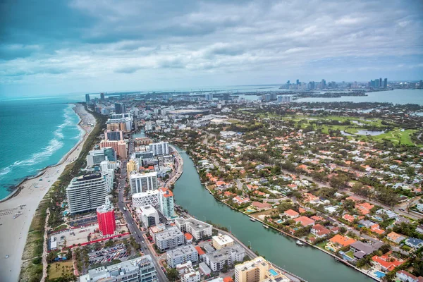 从直升机上看迈阿密海滩和印第安溪 空中城市景观 — 图库照片