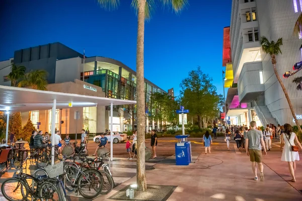 Miami Beach März 2018 Touristen Genießen Lincoln Road Bei Nacht — Stockfoto