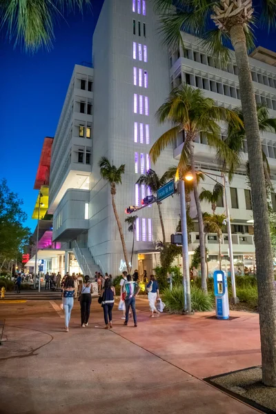 Miami Beach Mars 2018 Les Touristes Profitent Lincoln Road Nuit — Photo