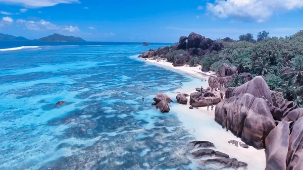 La Digue 'deki Anse Source Argent' ın inanılmaz plajı, Seyşeller İHA 'dan.