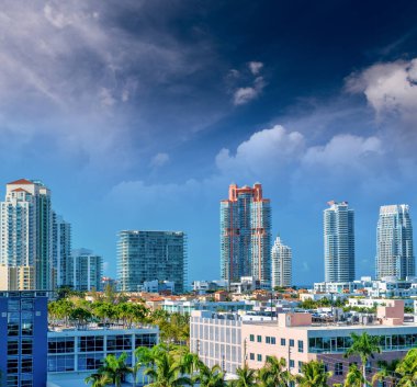 Miami Sahili gökdelenleri ve MacArthur Geçidi 'nden palmiyeler, güneşli bir günde hava manzarası, Florida
