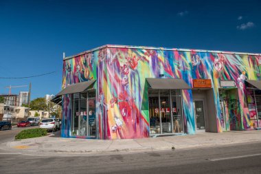 MIAMI, FL - 29 Mart 2018: Wynwood Duvarları Miami grafiti. Wynwood, Miami 'de grafiti ve sokak sanatlarıyla tanınan bir mahalledir..
