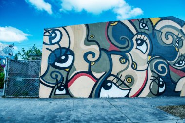 MIAMI, FL - 29 Mart 2018: Wynwood Duvarları Miami grafiti. Wynwood, Miami 'de grafiti ve sokak sanatlarıyla tanınan bir mahalledir..