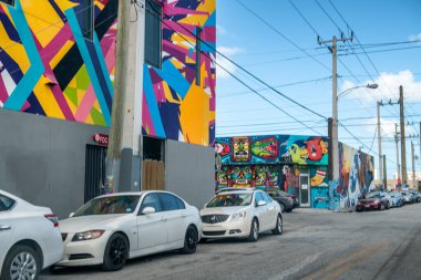 MIAMI, FL - 29 Mart 2018: Wynwood Duvarları Miami grafiti. Wynwood, Miami 'de grafiti ve sokak sanatlarıyla tanınan bir mahalledir..
