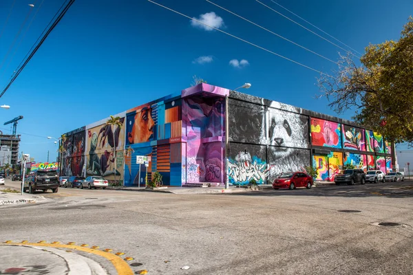 MIAMI, FL - 29 Mart 2018: Wynwood Duvarları Miami grafiti. Wynwood, Miami 'de grafiti ve sokak sanatlarıyla tanınan bir mahalledir..