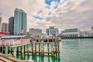 AUCKLAND, NEW ZEALAND - 26 Ağustos 2018: bir kış sabahı rıhtım boyunca şehir sokakları.