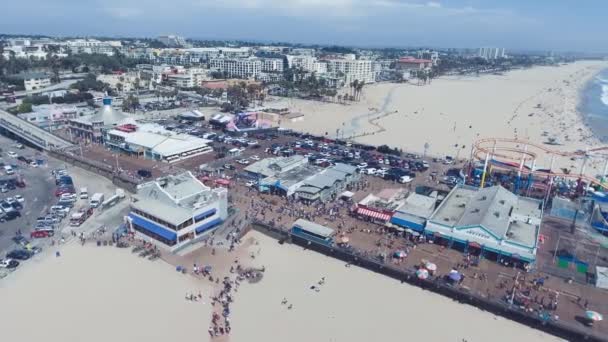 SANTA MONICA, CA - AGOSTO 2017: Vista aérea del famoso muelle de Santa Mónica con turistas divirtiéndose — Vídeo de stock