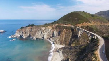 Güneşli bir günde Big Sur Bixby Köprüsü 'nün manzaralı görüntüleri