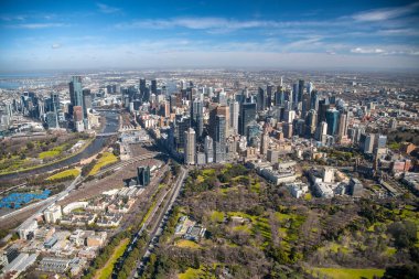 Melbourne City Havacılık Manzarası Skyline Şehri. Fitzroy Bahçeleri, Federasyon Meydanı, Prensler Köprüsü Yarra Nehri üzerinde helikopterden.