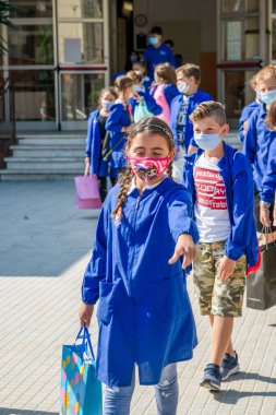 PISA, İtalya - 14 Eylül 2020: İlkokul öğrencileri derslerin ilk gününde okuldan ayrılırlar.