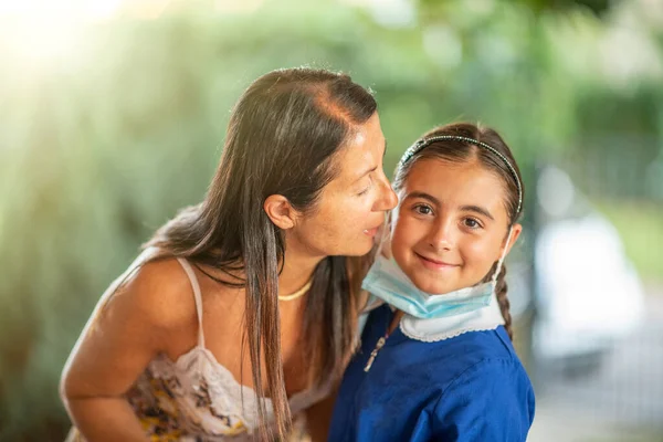Ein Junges Mädchen Mit Mundschutz Kehrt Nach Einer Pandemie Die — Stockfoto