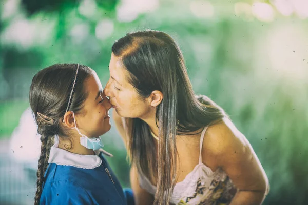 Salgından Sonra Okula Dönen Maskeli Genç Bir Kız Annesini Öpüyor — Stok fotoğraf