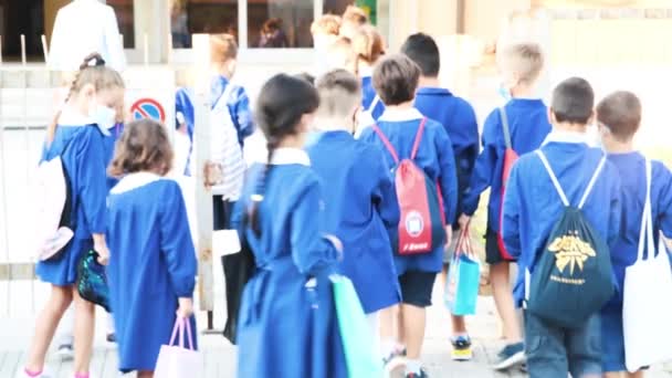 PISA, ITÁLIE - 14. ZÁŘÍ 2020: První školní den v základní třídě. Studenti vstupující do školy — Stock video