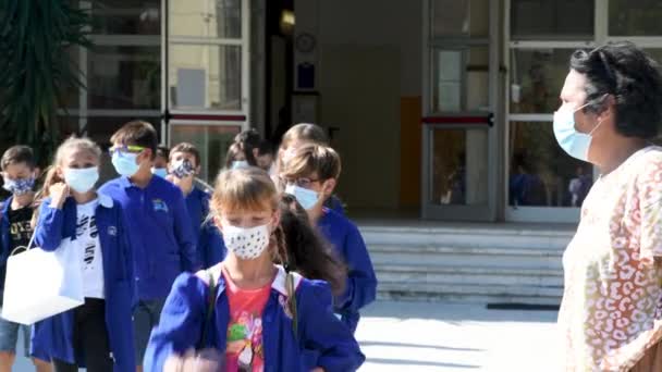 PISA, ITALY - SEPTEMBER 14, 2020: Hari pertama sekolah untuk kelas dasar. Siswa yang keluar dari sekolah — Stok Video