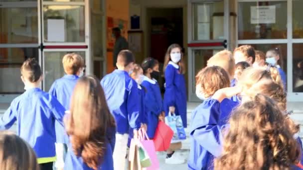 PISA, ITALY - SEPTEMBER 14, 2020: Hari pertama sekolah untuk kelas dasar. Siswa yang masuk sekolah — Stok Video