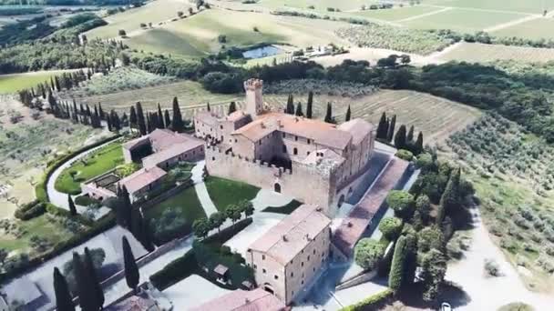 Castillo de Banfi, Valle de Orcia, Toscana. Vista aérea circular al atardecer — Vídeos de Stock