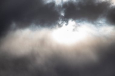 Kara bulutlu ve ortasında güneş olan bir fırtına..