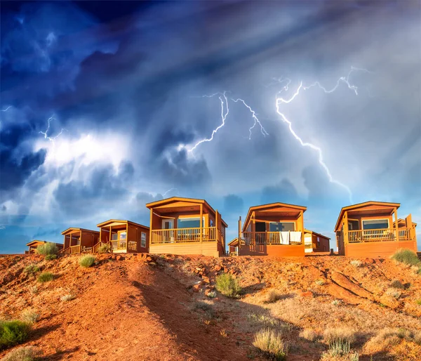 Casas Madera Atardecer Con Vista Panorámica Tormenta Acercándose — Foto de Stock