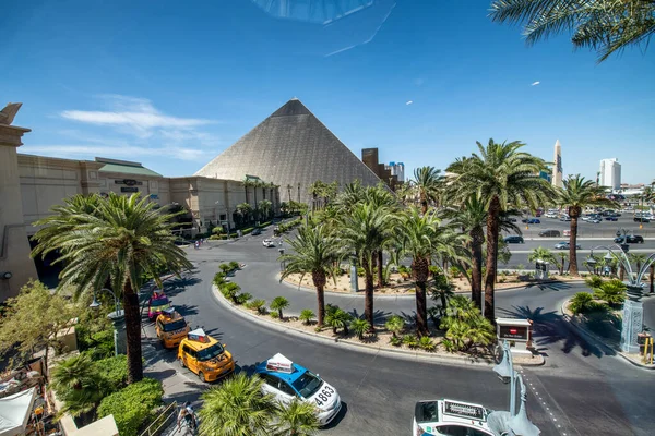 Лас -Вегас, штат Нью -Йорк - 27 червня 2019 року: Готель Luxor з навколишніми будівлями. Ліцензовані запасні зображення