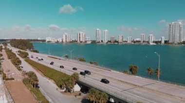 Miami 'deki Rickenbacker Geçidi' nde trafik, yavaş çekim hava manzarası. Yavaş çekim