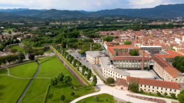 Lucca 'nın muhteşem hava manzarası, ünlü Toskana kasabası
