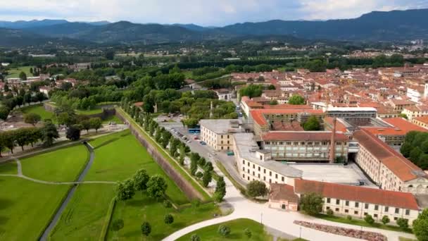 Atemberaubende Luftaufnahme von Lucca, der berühmten Stadt der Toskana — Stockvideo