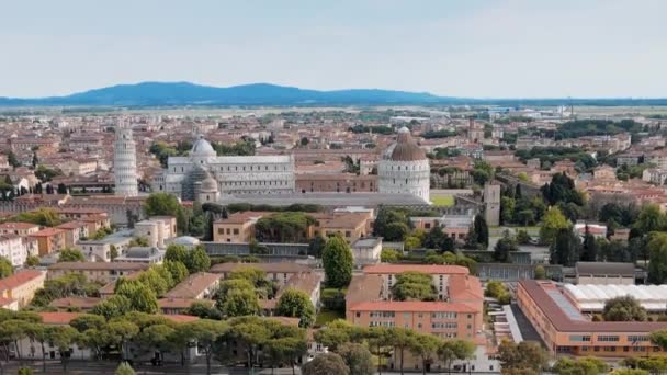 Erstaunliche Luftaufnahme von Pisa, der berühmten Stadt der Toskana. Zeitlupe — Stockvideo