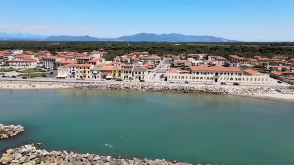 Prachtig uitzicht vanuit de lucht op de kust van Marina di Pisa, Toscane — Stockvideo