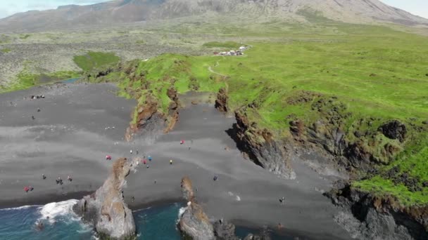 Djupalonssandur costa en temporada de verano, Islandia. Vista aérea desde la perspectiva del dron — Vídeo de stock