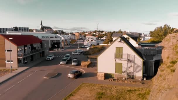 Vista aérea de Borgarnes en la península de Snaefellsnes, Islandia. Puesta de sol en temporada de verano. Movimiento lento — Vídeos de Stock