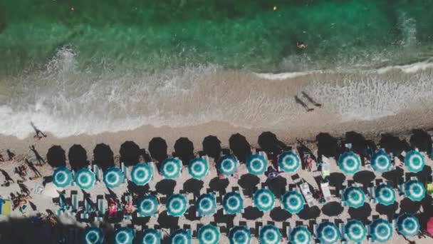 Beach Umbrellas in Sansone Beach, Elba Island. Медленное движение — стоковое видео