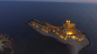 Aragonese Kalesi, Castella 'nın turistik kalesi. Calabria bölgesinin gece manzarası, güney İtalya