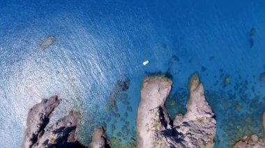 Güzel güney İtalya kıyı şeridinin aşağı doğru manzarası. Capo Vaticano, Calabria. Yaz mevsiminde İHA 'dan genel panorama