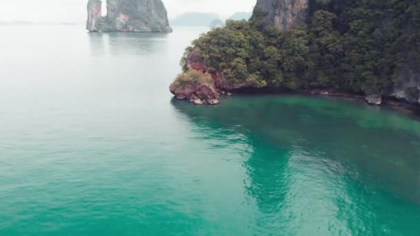 Koh Aleil και τα γύρω νησιά στην επαρχία Krabi, Ταϊλάνδη. Αεροφωτογραφία σε μια συννεφιασμένη ημέρα — Αρχείο Βίντεο